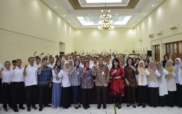 Thumbnail Berita - Buka Peningkatan Kompetensi Guru SMA! Kadisdik Jatim Aries Agung  Tekankan TKA Cermin Mutu Pendidikan