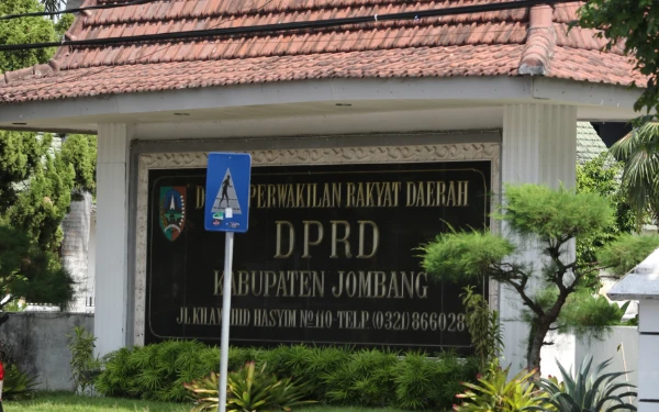 Thumbnail Berita - Oknum ASN Perizinan Jombang Rangkap Jadi Calo Tanah PT SKM, DPRD Beri Sorotan Tajam