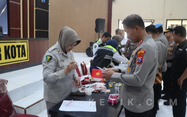 Thumbnail Berita - Mendadak! 100 Personel Polres Blitar Kota Tes Urine, Kapolres: Bersih di Dalam Dulu Sebelum ke Luar