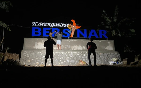 Thumbnail Berita - Simbol Spirit Warga, “Karanganyar Bersinar” jadi Ikon Baru Desa di Plantungan Kendal