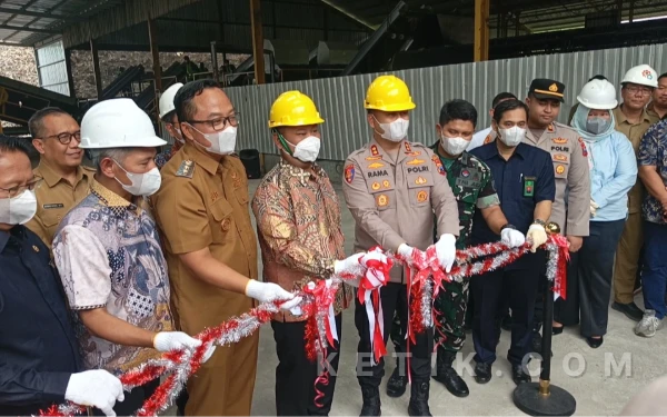 Thumbnail Berita - Keren! Resmikan Landfill Mining di TPA Ngipik, Pemkab Gresik Kini Bisa Olah Sampah Jadi RDF
