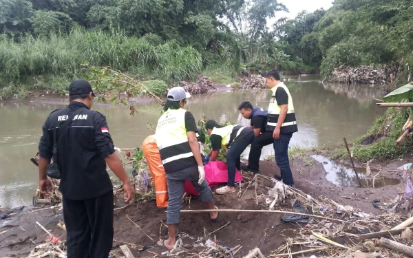 Thumbnail Berita - Cari Umpan Pancing, Warga Kota Malang Justru Temukan Jenazah Bayi di Pinggir Sungai