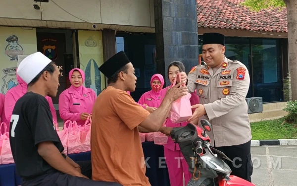 Dikira Razia, Pengendara Justru Dapat Takjil dari Polsek-Bhayangkari Gresik Kota