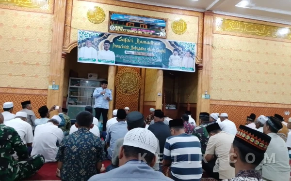 Thumbnail Berita - Bupati Aceh Singkil Safriadi Oyon Safari Ramadan di Masjid Al-Fajar Lipat Kajang