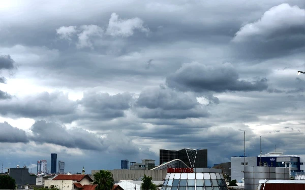 Thumbnail Berita - Prakiraan Cuaca Hari Ini 26 Februari 2026: Surabaya Berawan, Lamongan Berawan