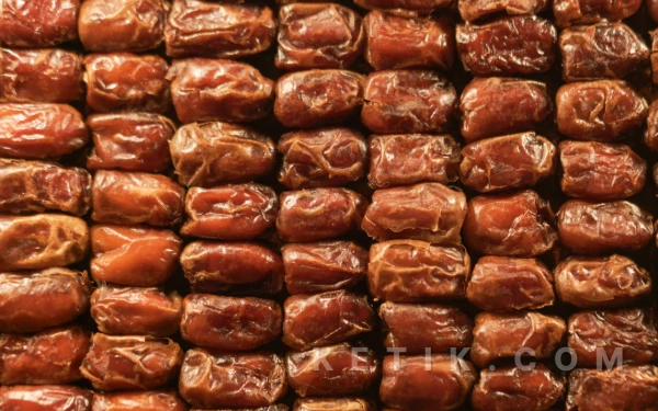 Thumbnail Berita - Bukan Sekadar Tradisi Ramadan, Ini Deretan Manfaat Kurma Saat Berbuka