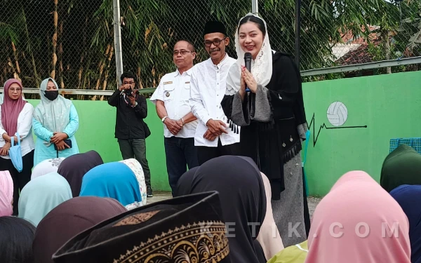 Thumbnail Berita - Momen Hangat Ngabuburit, Bupati Brebes Sapa Warga: Serap Aspirasi Jalan Rusak hingga Bagi Sembako