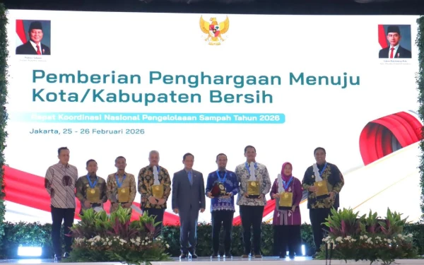 Thumbnail Berita - Gubernur Sulsel Terima Penghargaan Pembina Terbaik Pengelolaan Sampah 2026