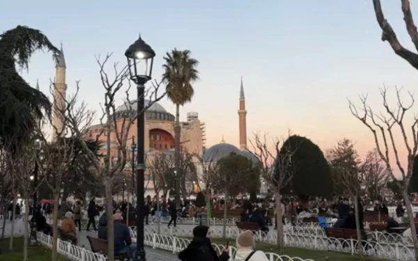 Thumbnail Berita - Khidmatnya Buka Puasa Ramadhan di Pelataran Masjid Hagia Sophia Istanbul Turki