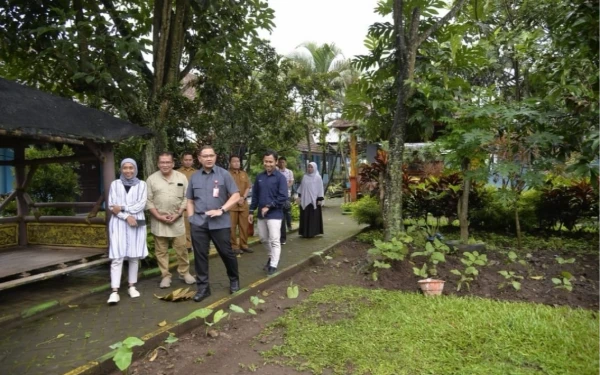 Thumbnail Berita - Kadisdik Jatim Aries Agung Lirik Spot Strategis di SMKN 7 Malang, Berpotensi Jadi Laboratorium Bisnis Siswa