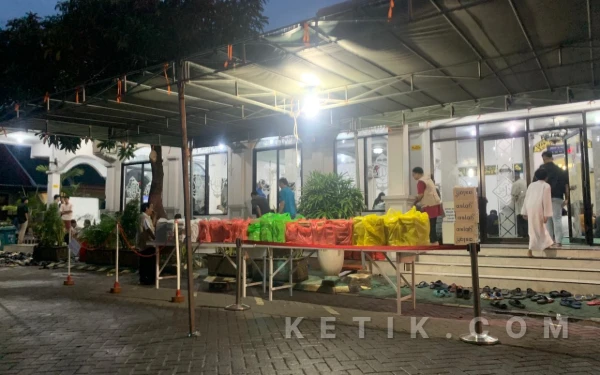 Thumbnail Berita - Dari Kurma hingga Nasi Kotak, Tradisi Berbagi Ramadan di Masjid Palm Spring Regency Surabaya