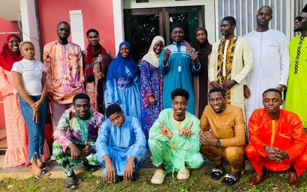 Thumbnail Berita - Cerita Mahasiswa Gambia Jalani Ramadan di Indonesia, Soroti Perbedaan Tarawih