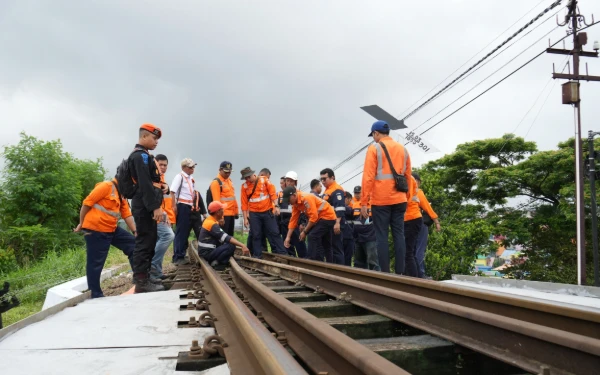 Thumbnail Berita - Kesiapan Angkutan Lebaran 2026, KAI Daop 8 Cek Titik Rawan Longsor di Jalur Malang