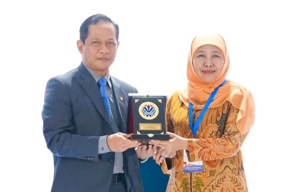 Thumbnail Terima Penghargaan Lingkungan Hidup! Gubernur Jatim Tegaskan Pengelolaan Sampah Tak Sekadar Teknis Kebersihan