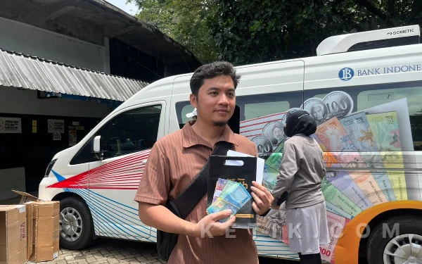 Thumbnail Berita - Antusiasme Tinggi! Ratusan Warga Serbu Penukaran Uang Baru di Velodrome Kota Malang