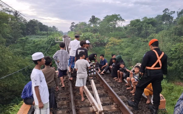Thumbnail Berita - KAI Daop 8 Surabaya Ingatkan Bahaya Ngabuburit di Jalur Rel Selama Ramadan