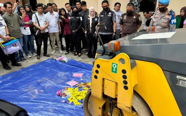 Thumbnail Berita - 18 Kasus Narkotika Terungkap, Polda Sumsel Hancurkan Sabu dan Ekstasi Senilai Rp5,7 Miliar