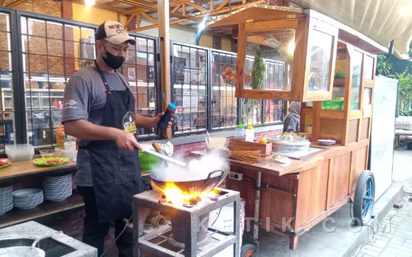 Thumbnail Berita - Bakmi Anglo Jowo Mbah Bejo Tawarkan Menu Andalan yang Bikin Warga Kota Malang Ketagihan