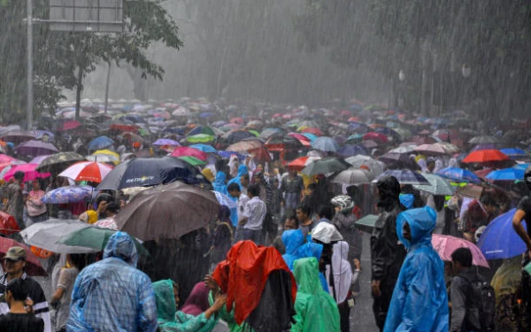 Thumbnail Berita - Prakiraan Cuaca Jumat 27 Februari 2026: Jakarta Diguyur Hujan, Bandung Berawan Tebal