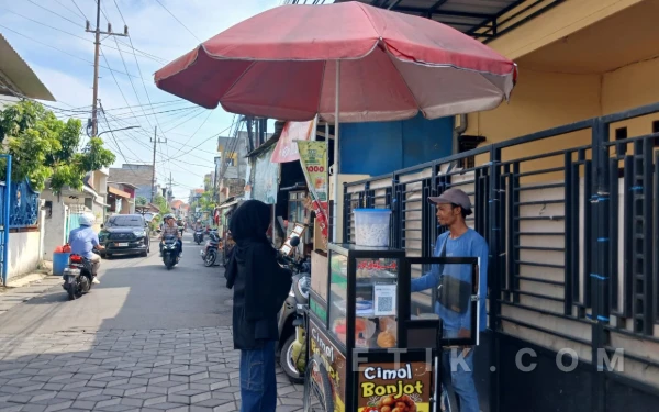 Thumbnail Berita - Bukan Cimol Biasa! Bumbu yang Khas dan Rasa Gurih Daun Jeruk Jadi Favorit Mahasiswa UINSA