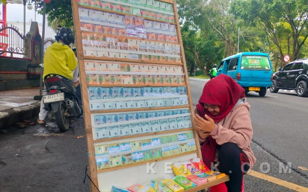 Thumbnail Menjaga Kepercayaan Pelanggan, Jasa Penukaran Uang Pinggir Jalan Bertahan Tiap Ramadan