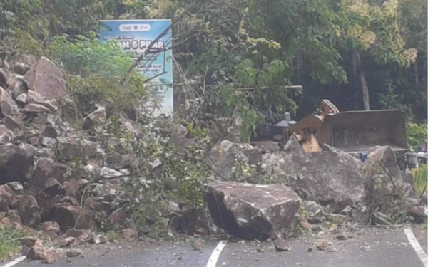 Thumbnail Berita - Hujan Deras Picu 11 Titik Gunturan di Jalur Pacitan-Ponorogo, Satu Akses Tertutup Total