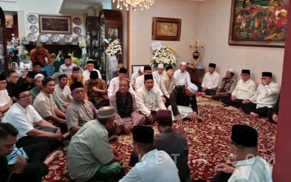 Thumbnail Berita - Suasana Haru di Kediaman Alex Noerdin, Keluarga dan Tokoh Masyarakat Gelar Doa Bersama