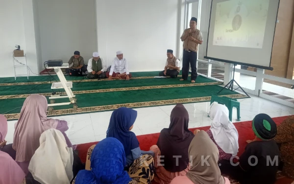 Thumbnail Berita - Kuota Terbatas, Guru Ngaji di Krucil Probolinggo Saling Berbagi Tunjangan