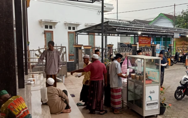 Thumbnail Berita - Barakallah! Setiap Hari, Takmir Masjid Besar Al Ikhlas Sumenep Sediakan Ratusan Porsi Takjil Buka Puasa