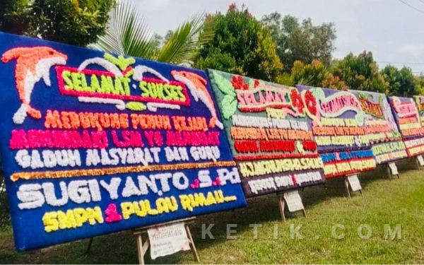 Thumbnail Berita - 31 Karangan Bunga Banjiri Kejari Banyuasin, Guru Dukung Tindak Tegas Penanganan Oknum LSM