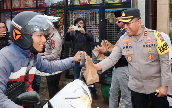 Polres Batu Bersama Awak Media Bagikan Ratusan Takjil kepada Pengendara