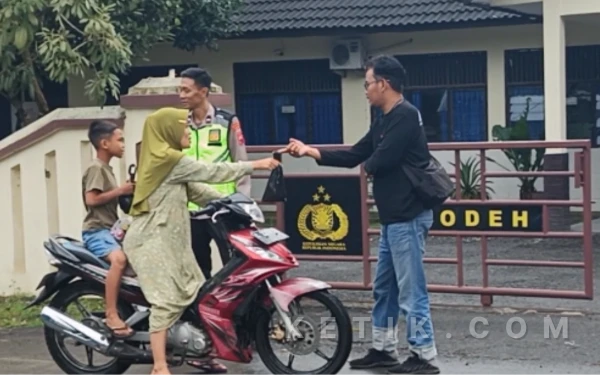 Thumbnail Berita - Ramadhan Berkah, AWPB Gandeng Polsek Bodeh Pemalang Bagikan Ratusan Takjil