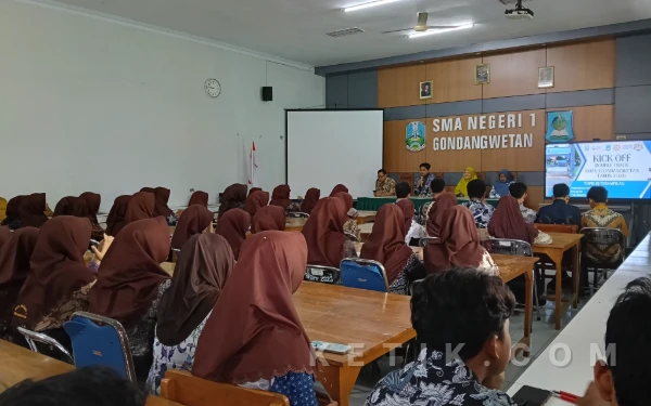 Thumbnail Berita - SMAN 1 Gondangwetan Pasuruan Kick Off Double Track 2026, Siapkan Siswa Jadi Wirausaha Muda