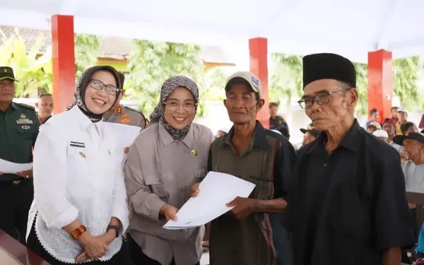 Thumbnail Berita - Ketua DPRD Lumajang: Semoga Bantuan DTH Ini Bermanfaat Untuk Warga Sumberlangsep