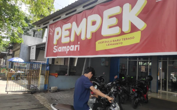Thumbnail Berita - Pempek Silampari Curi Perhatian Pecinta Kuliner Surabaya, Rasa Bintang Lima Harga Kaki Lima!