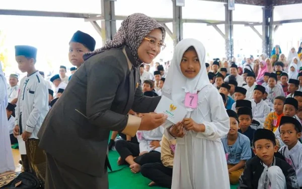 Thumbnail Berita - Bersama Bupati, Ketua DPRD Lumajang Serahkan Santunan Dari Baznas