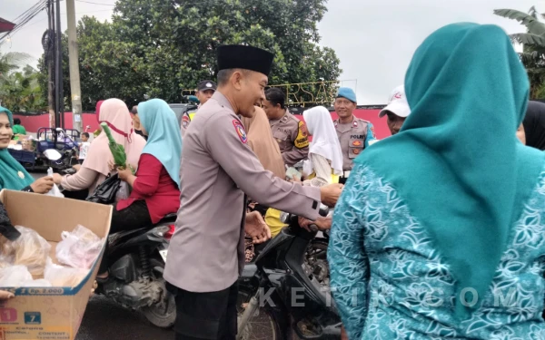 Thumbnail Berita - Kepedulian Sosial, Kapolsek Ulujami di Pemalang Bersama Pemdes Samong dan Fatayat Gelar Bhakti Religi Bagi Takjil