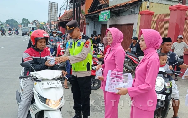 Thumbnail Berita - Polsek Bersama Bhayangkari Ranting Ulujami di Pemalang Bagikan 500 Takjil, Perkuat Silaturahmi di Bulan Ramadan