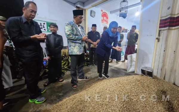 Thumbnail Berita - Gubernur Khofifah Blusukan Sapa Petani Kopi Banyuwangi, Rela Tembus Hujan Demi Serap Aspirasi