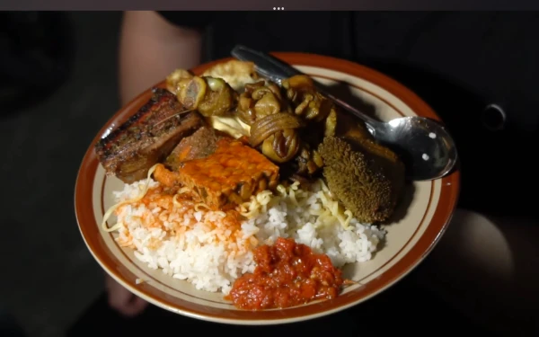 Thumbnail Berita - Wajib Coba! Kuliner Malam di Kota Malang Sego Penjara Mami Cukam, Penyelamat Dompet Akhir Bulan