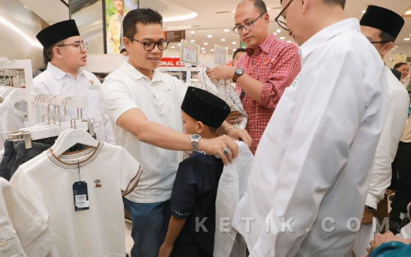 Thumbnail Berita - Bupati Bandung Ajak Ratusan Anak Yatim Beli Baju Lebaran