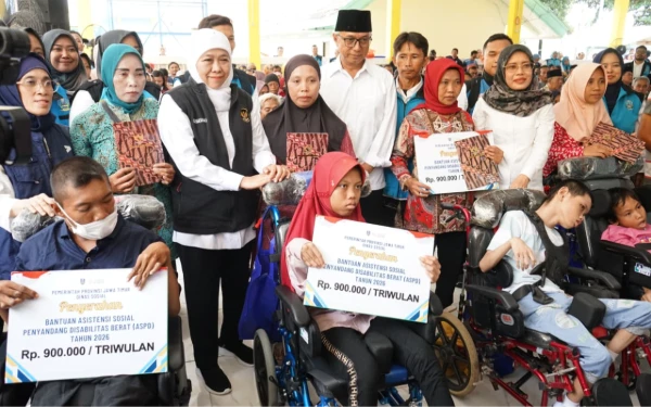 Wujudkan Masyarakat Jatim Sejahtera, Khofifah Salurkan Sapa Bansos Rp15 Miliar di Kediri