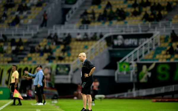 Thumbnail Berita - Bernardo Tavares Minta Anak Didiknya Fokus saat Lawan Persib, Jangan Ada Kesalahan!