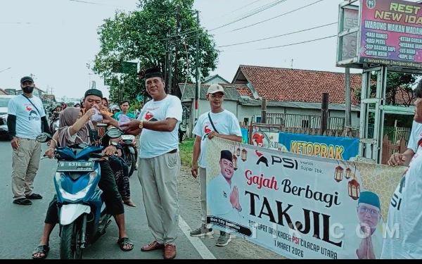 Thumbnail Berita - Berkah Ramadan, PSI Cilacap Utara Bagikan 1.000 Takjil di Jalan Tentara Pelajar