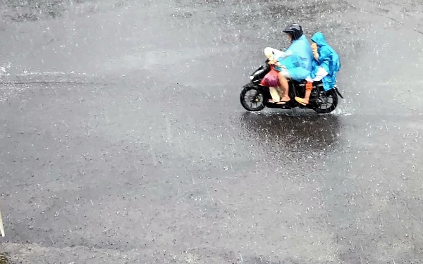 Thumbnail Berita - Kota Surabaya dan Pasuruan Diprediksi Hujan Ringan Hari Ini! Cek Daerahmu Sekarang