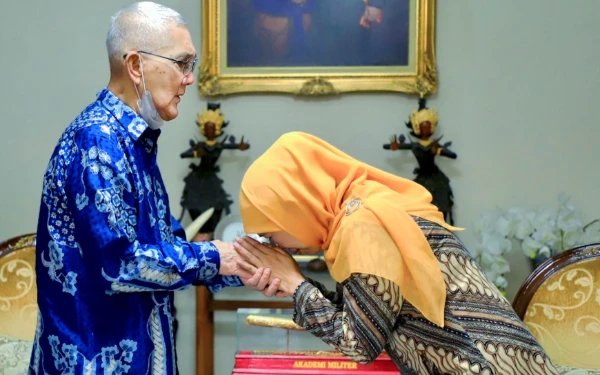 Thumbnail Berita - Try Sutrisno Wafat, Gubernur Khofifah Imbau Warga Jatim Kibarkan Bendera Setengah Tiang