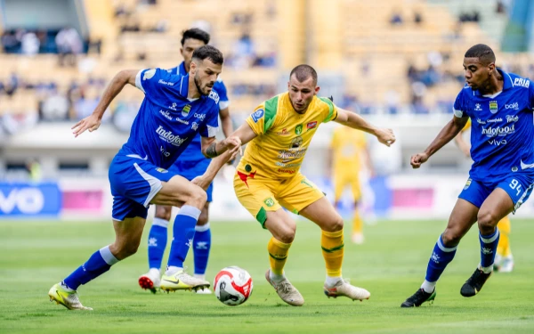 Thumbnail Berita - Duel Klasik! Persebaya Optimis Kalahakan Persib di GBT Malam Ini