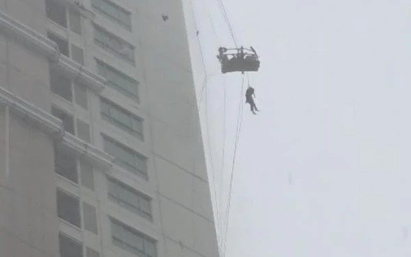Thumbnail Berita - Gondola Pembersih Kaca Apartemen Surabaya Terombang-ambing Saat Hujan Angin, 1 Pekerja Jatuh Meninggal Dunia