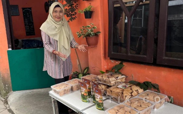 Thumbnail Berita - Opak Gambir MHRS Kebanjiran Pesanan, Bertahan Sejak 2005 dari Produksi Rumahan