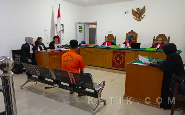 Thumbnail Berita - Sidang Penipuan Solar Industri Modus PO dan Klaim Direktur, Ilham Tertunduk Lesu di Kursi Pesakitan